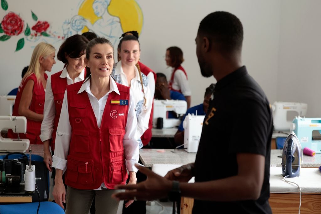 LA REINA LETIZIA MUESTRA SU LADO MÁS CERCANO EN LA VISITA AL CENTRO DE MUJERES DE ISLA SANTIAGO