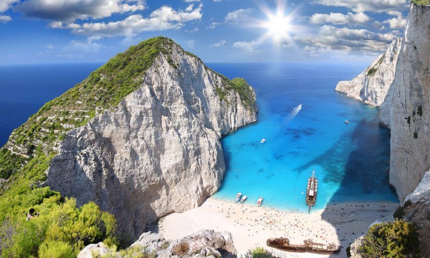 playa de navagio en zakynthos una de las mas bellas de europa en grecia
