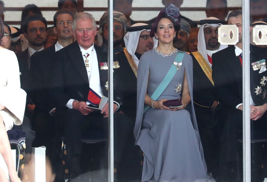 Como Heredero a la Corona británica, el rey Carlos III acudió a la Entronización del emperador Naruhito que se celebró en octubre de 2019. A su lado, la reina Mary de Dinamarca