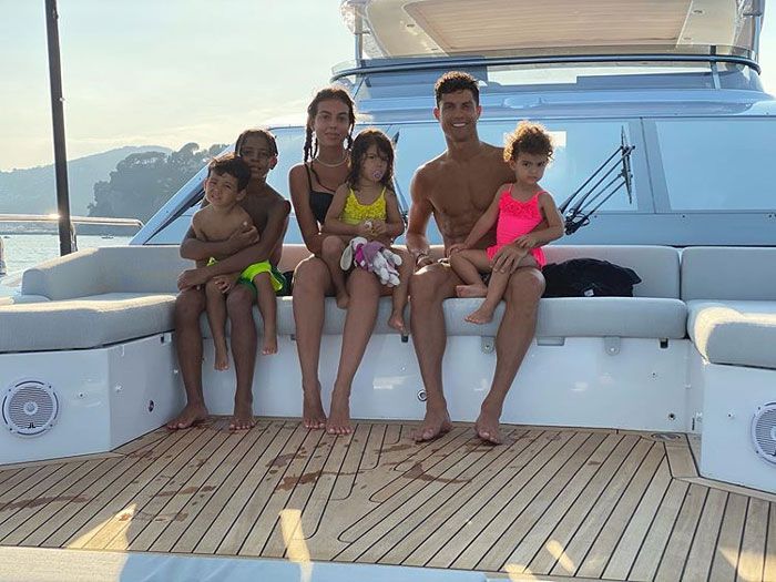 Cristiano Ronaldo y Georgina Rodríguez con sus hijos