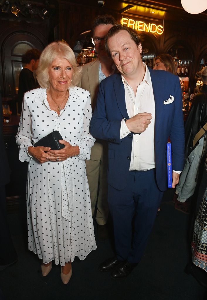 Tom Parker Bowles junto su madre, la reina Camilla