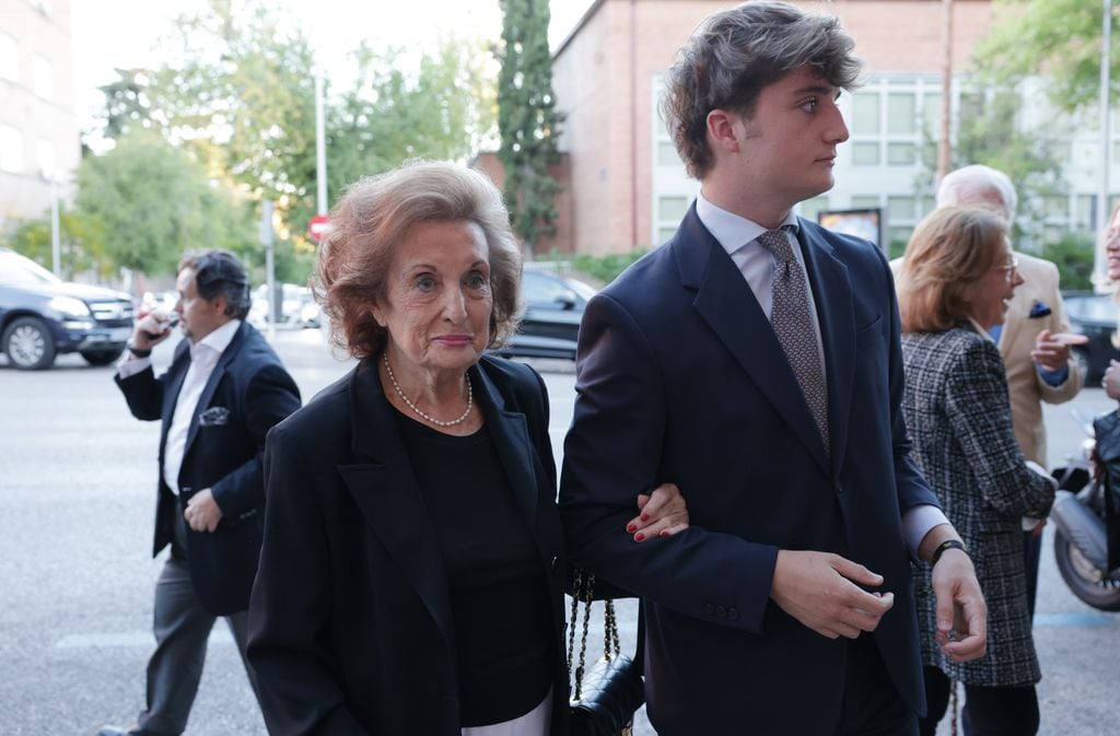 María de los Ángeles Sanz con su nieto Rafi en el funeral de Paco Camino el 1 de octubre de 2024 en Madrid