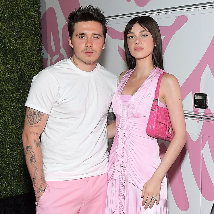 Brooklyn Beckham y Nicola Peltz con conjuntos rosas coordinados