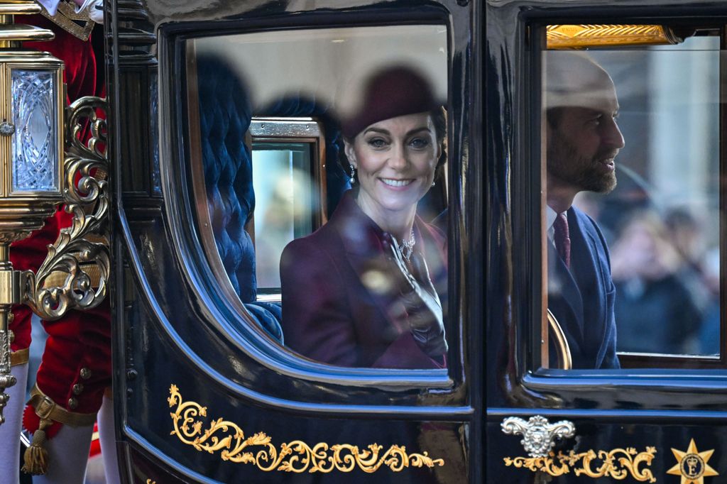 Kate Middleton y el príncipe Guillermo, en carruaje, durante la visita de Estado del emir de Catar a Reino Unido