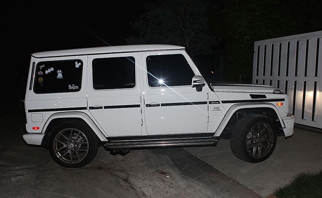 Justin Bieber entrando con su coche en el domicilio de Selena