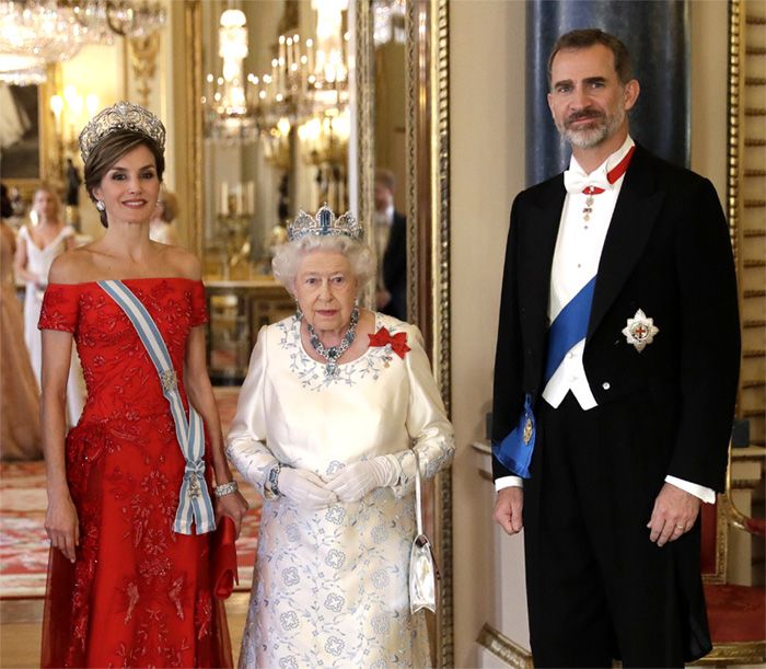 Los reyes Felipe y Letizia con Isabel II