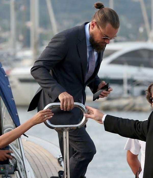 Leonardo DiCaprio llegó como el año pasado en lancha a la gala, pero con diferente acompañante
