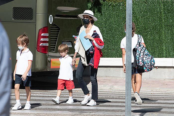 Sara Carbonero, con sus hijos en el colegio