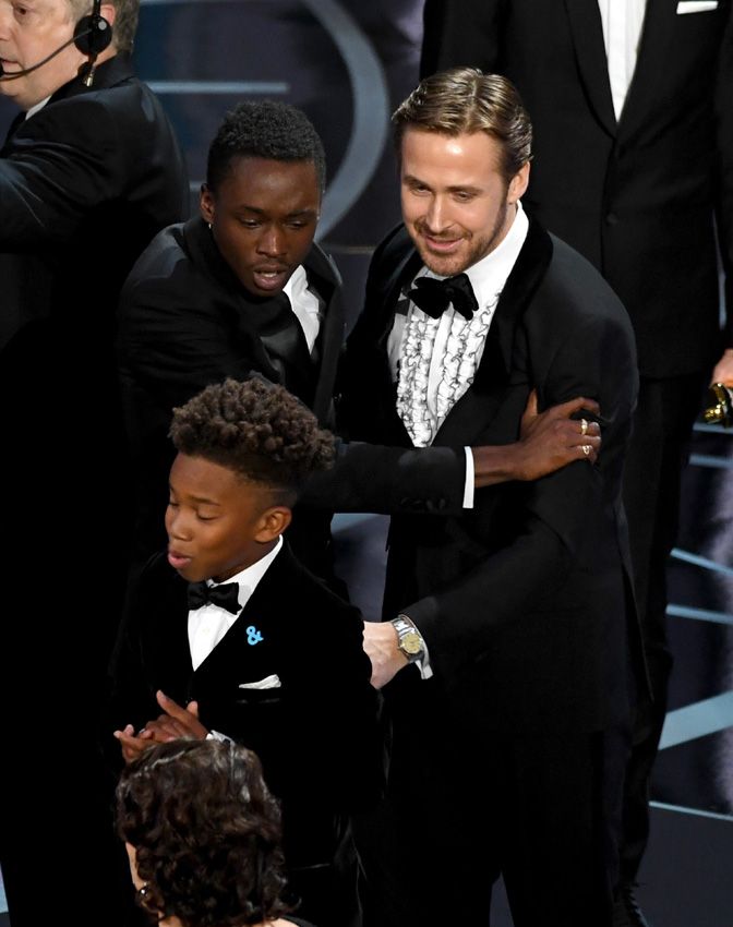 Ryan Gosling felicita a los actores Ashton Sanders y Jaden Piner tras la victoria de 'Moonlight' como mejor película
