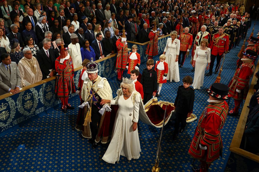 Carlos y Camilla, con los atributos propios de la monarquía británica, a su llegada al Palacio de Westminster
