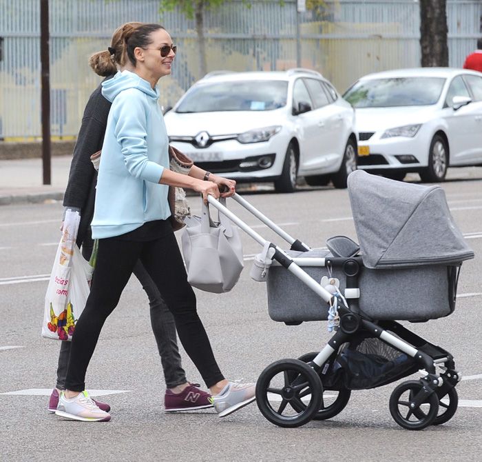 Eva González, de paseo con el pequeño Cayetano