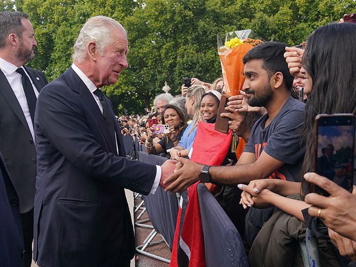 carlos iii con las multitudes en buckingham