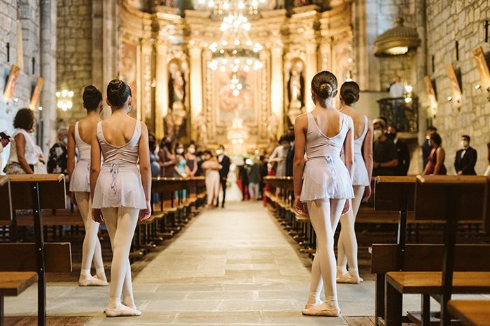 Baile en una boda en una iglesia