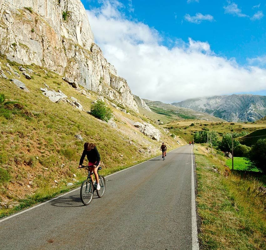 Ciclistas hacia La Cueta de Babi