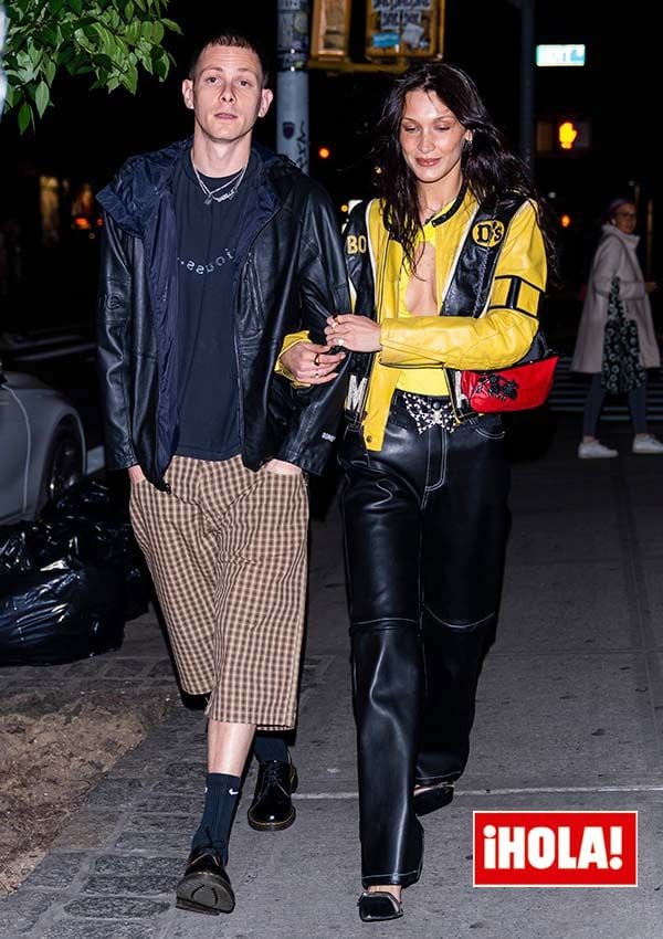 Bella Hadid junto a su novio, con chaqueta Yamaha amarilla y negra de motocross