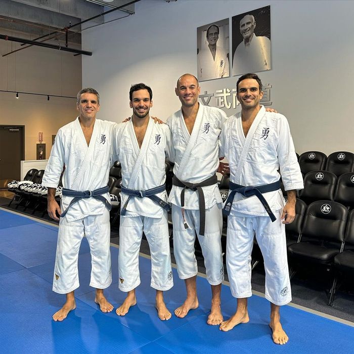 Los hermanos Valente, Joaquim es el segundo empezando por la izquierda, en su centro de entrenamiento