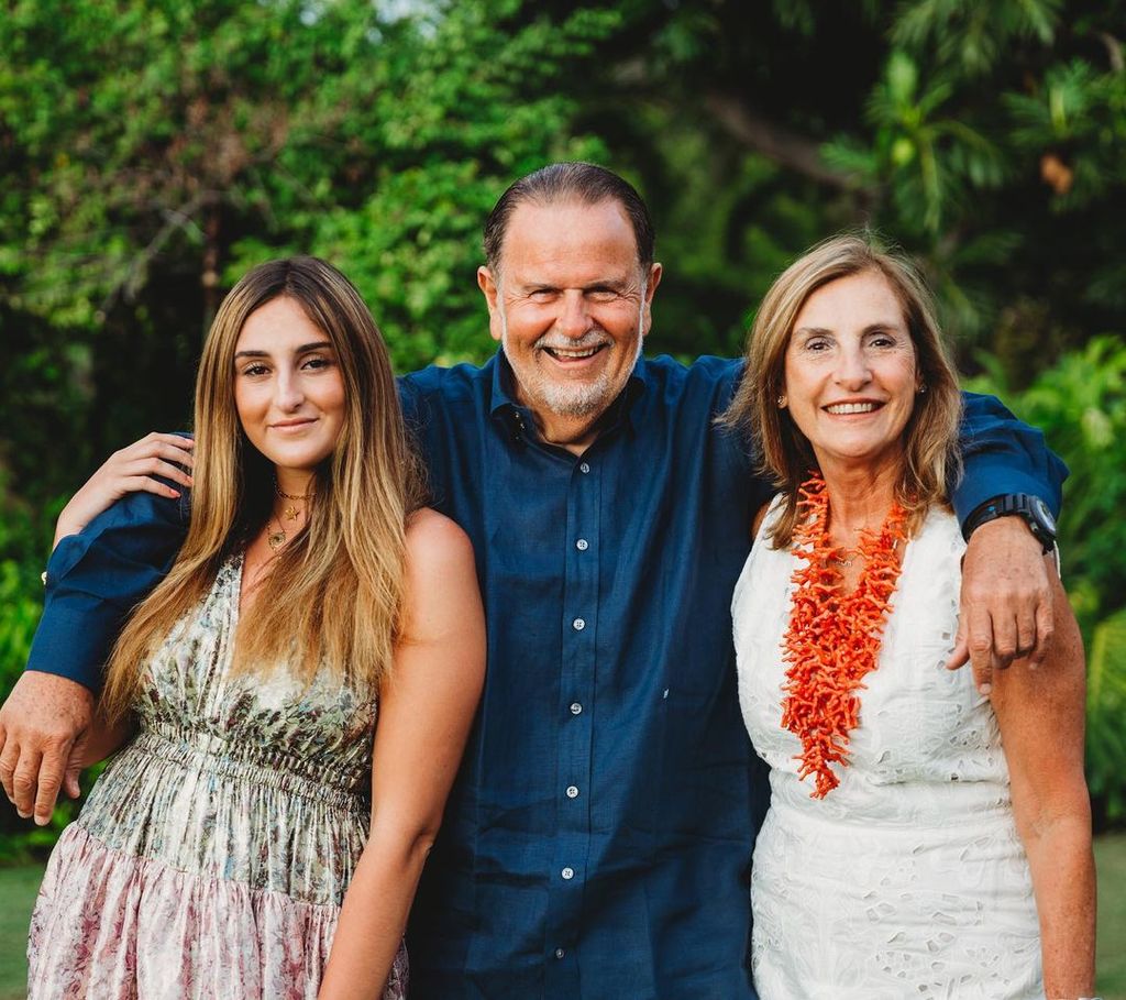 Raúl de Molina junto a su hija Mia y su esposa Mily