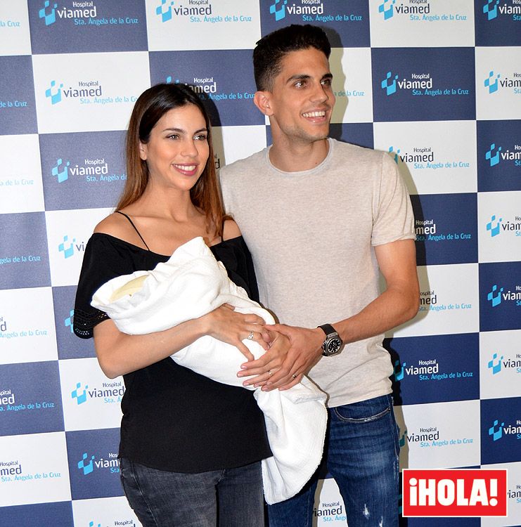 Melissa Jiménez y Marc Bartra posan sonrientes a la salida del hospital con su pequeña Abril