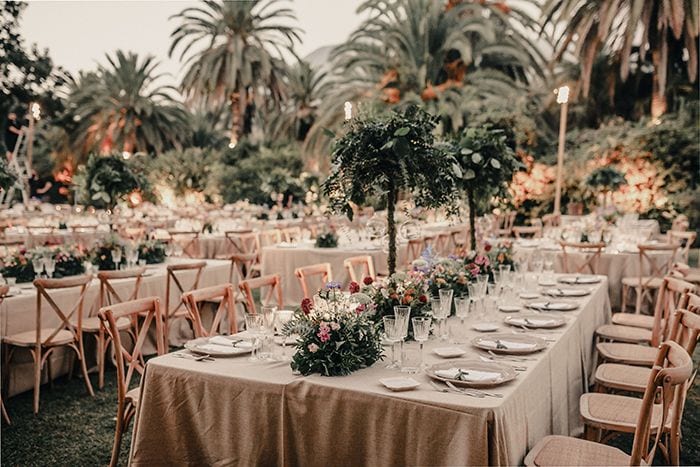 Decoración de mesas de boda con flores al aire libre de A-Típica