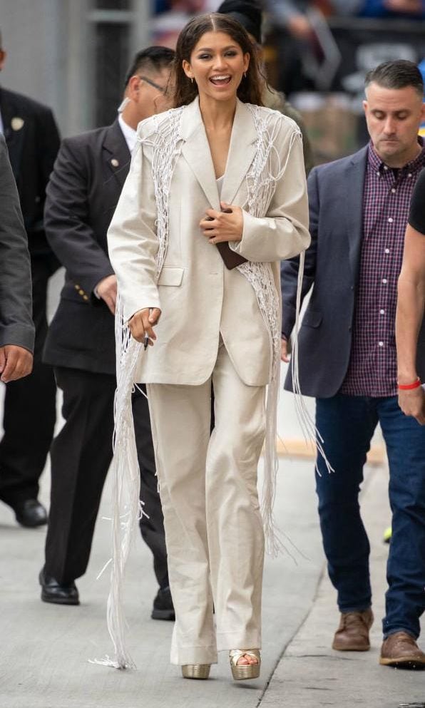 zendaya en un traje blanco de red