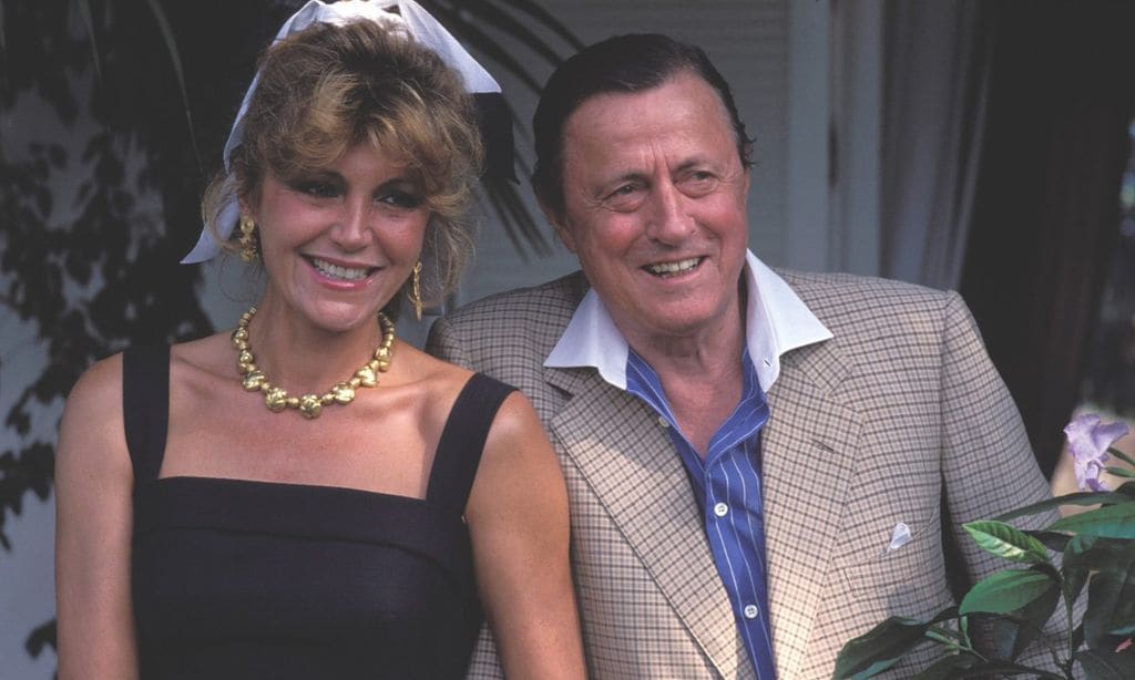 EL BARON THYSSEN , HANS HEINRICH CON CARMEN CERVERA DURANTE UN ACTO PUBLICO