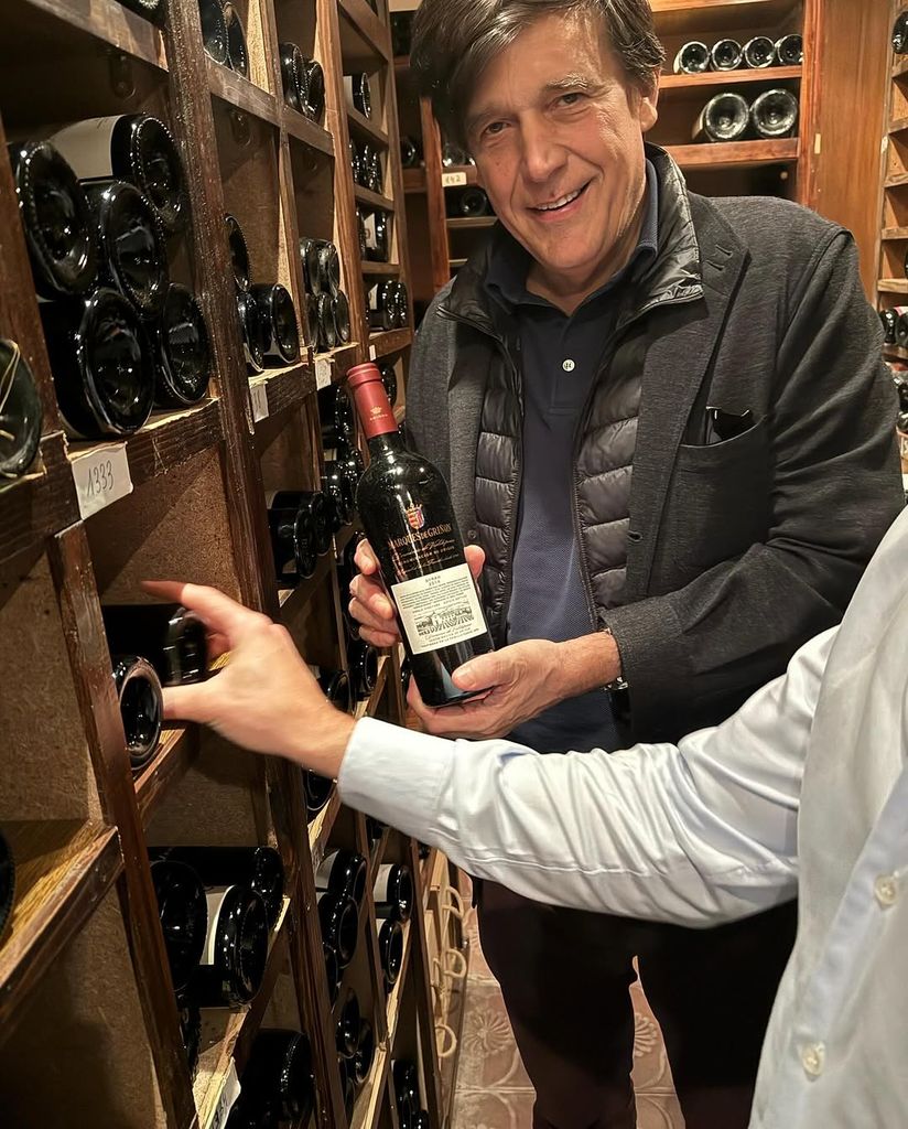 Manuel Falcó con una botella de vino de su bodega, Marqués de Griñón