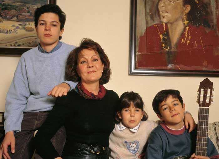 Carmen Linares con sus hijos
