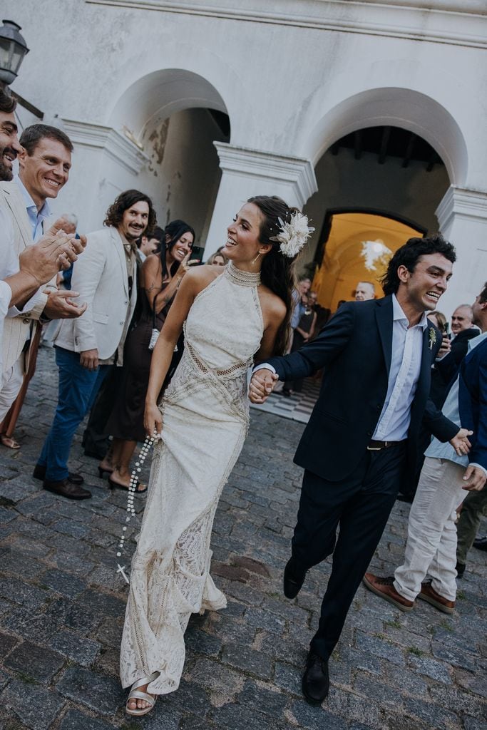 La boda en Uruguay de Margarita y Bautista salida iglesia