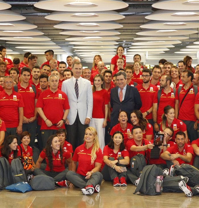 Retrato de familia de los Reyes con el 'gran equipo de España' © Casa Real
