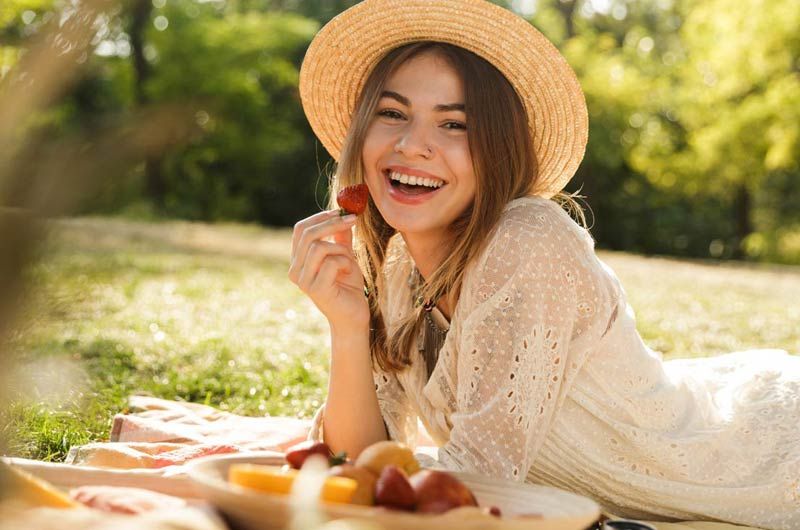 chica comiendo fruta