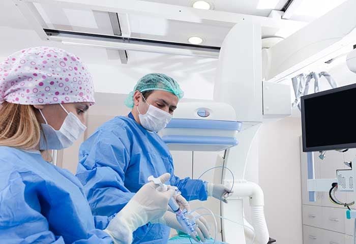 Médicos poniendo un stent