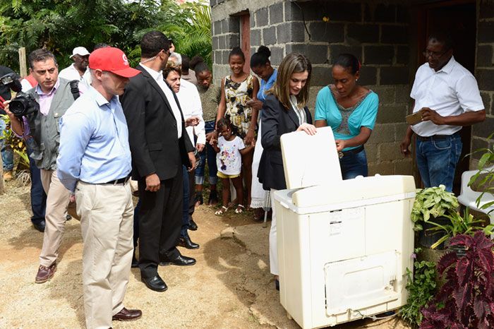 Letizia en su primer día de viaje de cooperación en República Dominicana