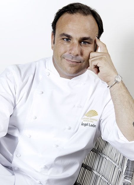 El chef Ángel León, capitán de los fogones del restaurante gaditano 'Aponiente' (dos estrellas Michelin), abrió el pasado mes de noviembre el local 'BistrEau' en el 'Hotel Mandarin Oriental' y asesora la nueva carta de 'Banker's Bar' (espacio alojado también en este lujoso hotel barcelonés).
