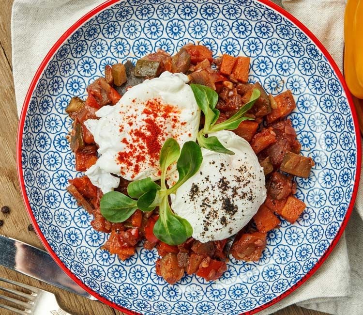 Huevo escalfado con verduras y salsa de yogur