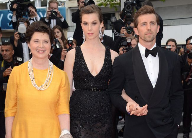 Elettra Rossellini con su madre y su marido en el último festival de Cannes
