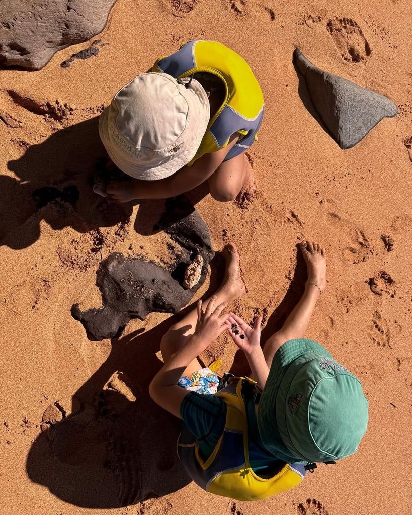 Sarah y los niños disfrutan de unas vacaciones de invierno en la playa.