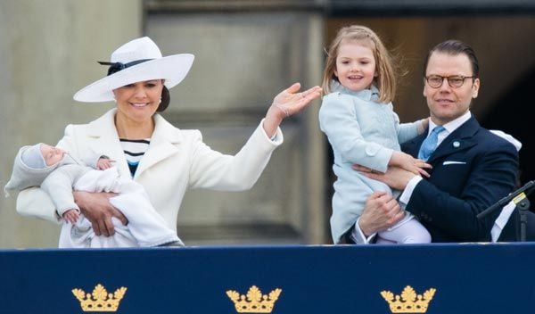 Victoria y Daniel de Suecia han vivido este día tan especial en compañía de sus dos hijos, la princesa Estelle, de 4 años, y el príncipe Oscar, nacido el pasado mes de marzo
