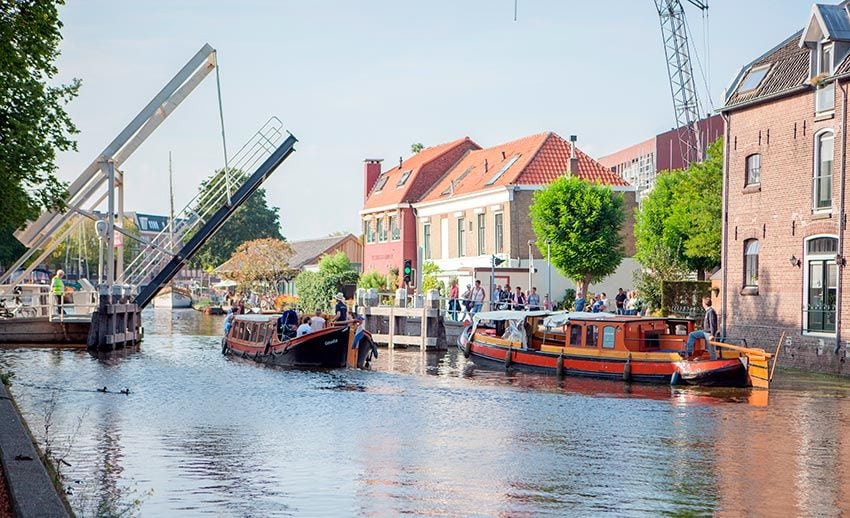 Paseo en barco por los canales de Gouda, Holanda