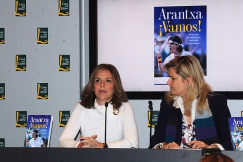 Durante la presentación, Arantxa ha respondido las preguntas de la responsable de la editorial que la acompañaba