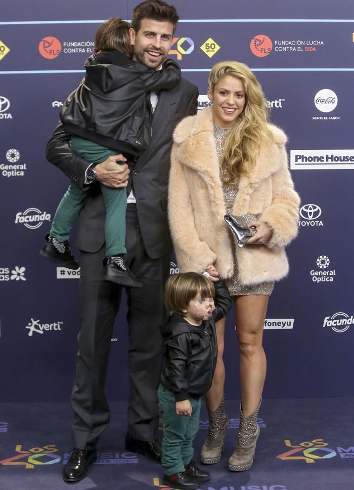 Shakira y Piqué con sus hijos Milan y Sasha