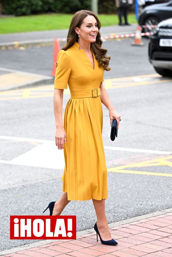 Kate Middleton estrena un vestido amarillo de escote 'reina Ana' 