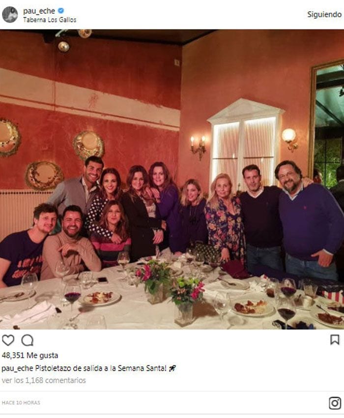 Paula Echevarría y Miguel Torres con un grupo de amigos