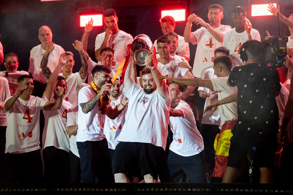 Ibai Llanos celebrando la victoria en la Eurocopa