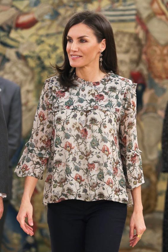 Reina Letizia look blusa flores