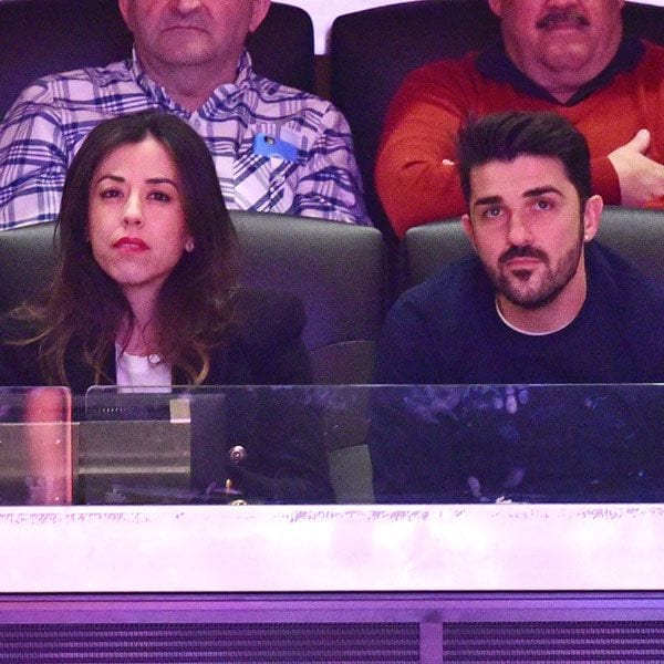 David Villa y Patricia González celebraron el éxito del asturiano en su debut en la liga estadounidense acudiendo a un partido de la NBA
