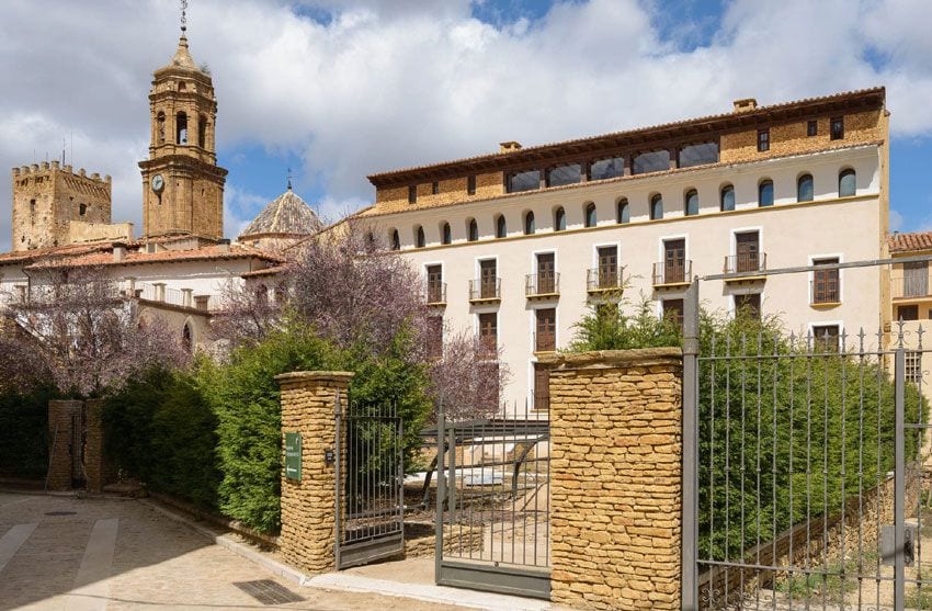 Vista Torre de los Nublos e Iglesia