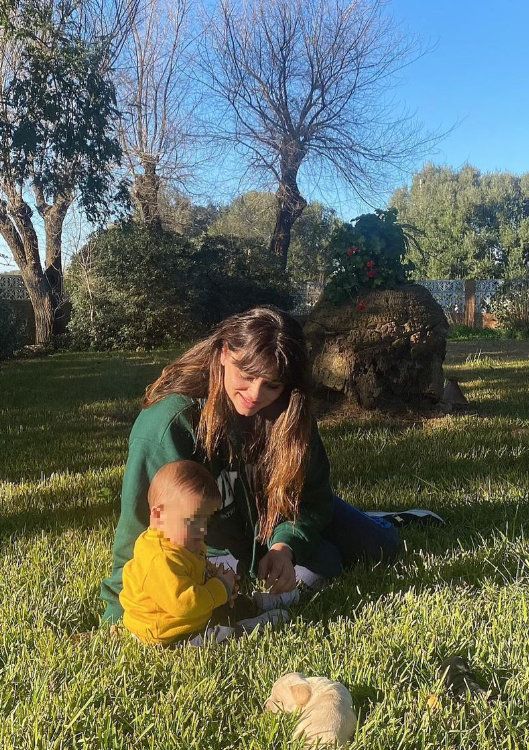 Marisa Jara jugando con su hijo Tomás 