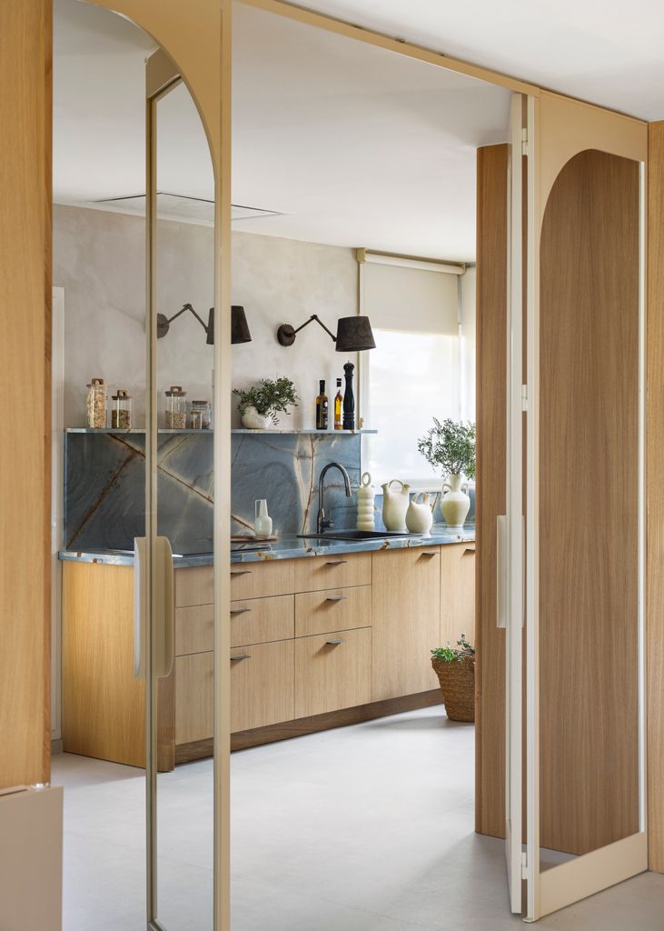 Cocina con muebles de roble y encimera de piedra 