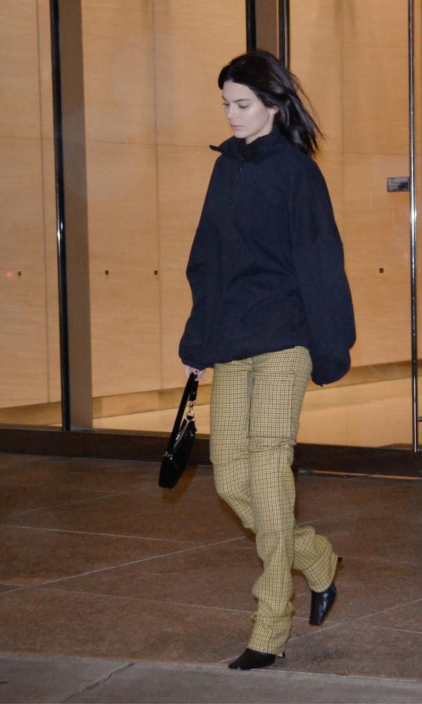 kendall jenner con print pants square toe boots y hoodie