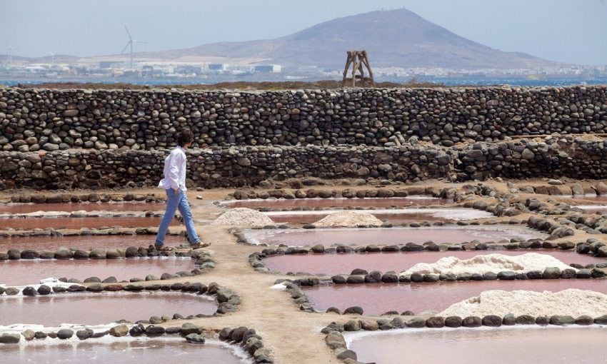 joven paseando por las salinas de tenef en gran canaria